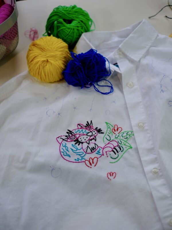 camisa blanca con diseño personalizado, bordado a mano