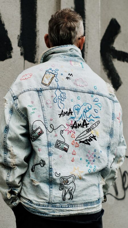 chaqueta vaquera bordada a mano, con diseño de olas , letras de una canción , con colores vibrantes